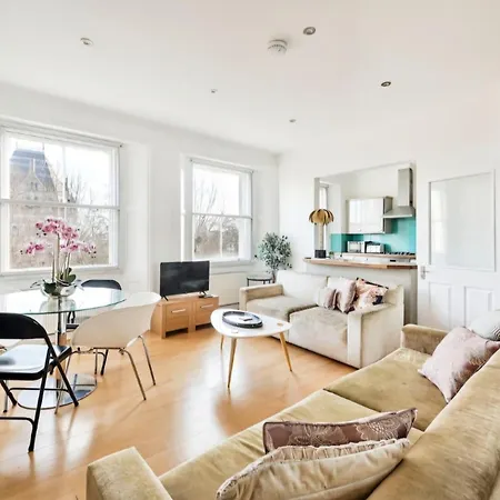 Luxury Kensington Apartment With 3 Bedrooms
